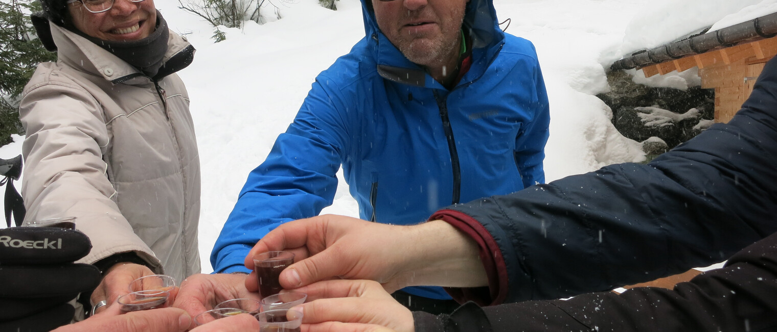 Genuss-Schneeschuhtour mit Herbert Edlingera | © Kleinwalsertal Tourismus eGen | Fotograf: Antje Pabst