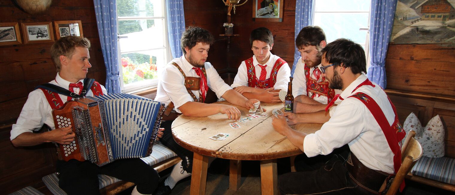 Männertracht beim Kartenspiel | © Trachtengruppe Kleinwalsertal | Fotograf: Jokl Metzger