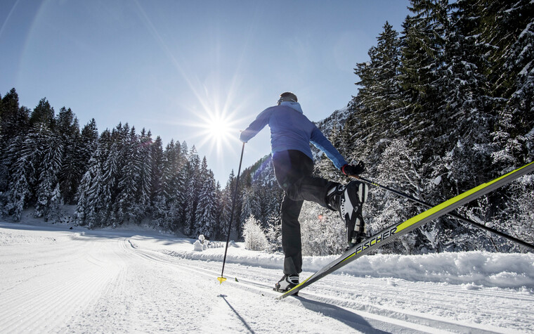 Classic cross-country skiing on the Steinbock trail | © Kleinwalsertal Tourismus eGen | Photographer: Dominik Berchtold