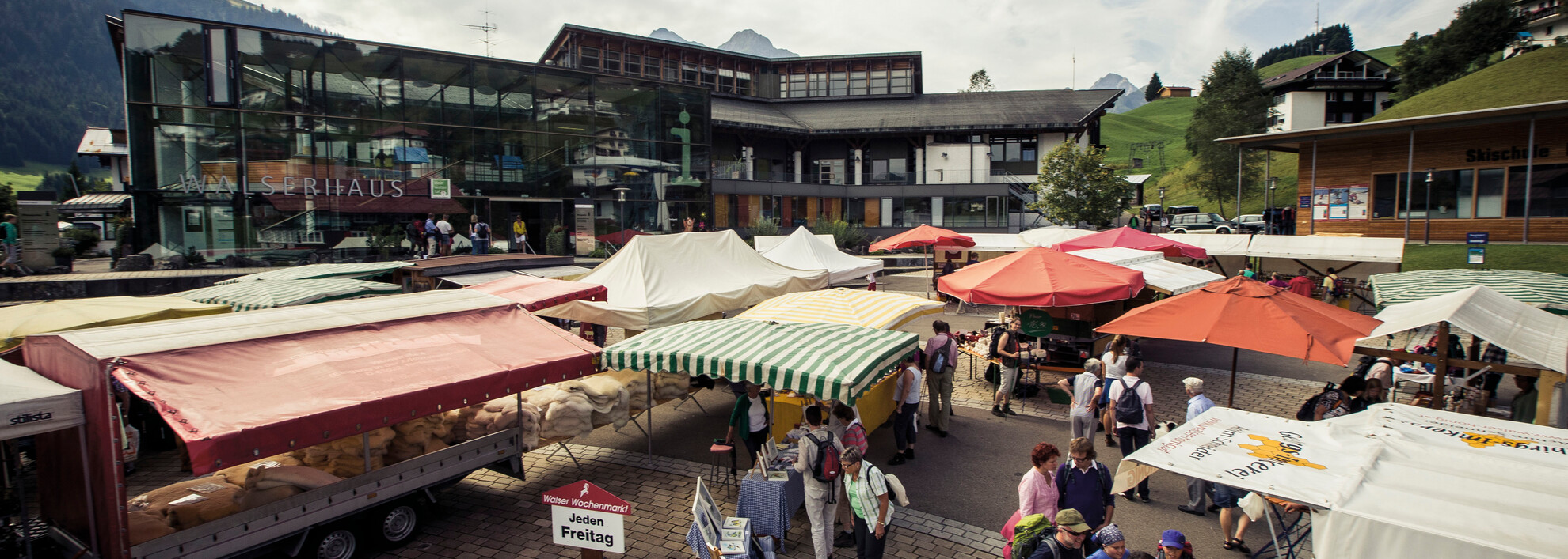 Weekly market in Hirschegg | © Kleinwalsertal Tourismus eGen | Photographer: Oliver Farys