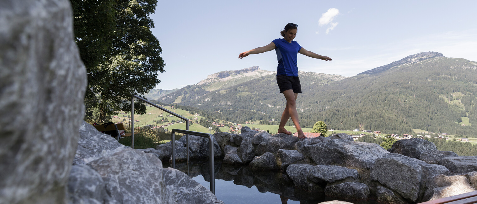 Erholung am Wassertretbecken Schwandlift | © Kleinwalsertal Tourismus eGen | Fotograf: Oliver Farys