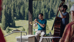 Carolyn Amann with trumpeter Martin Eberle and and double bass player Tobias Vedovelli at the Festival of Literature 2023 | © Kleinwalsertal Tourismus | Photographer: Philipp Herzhoff