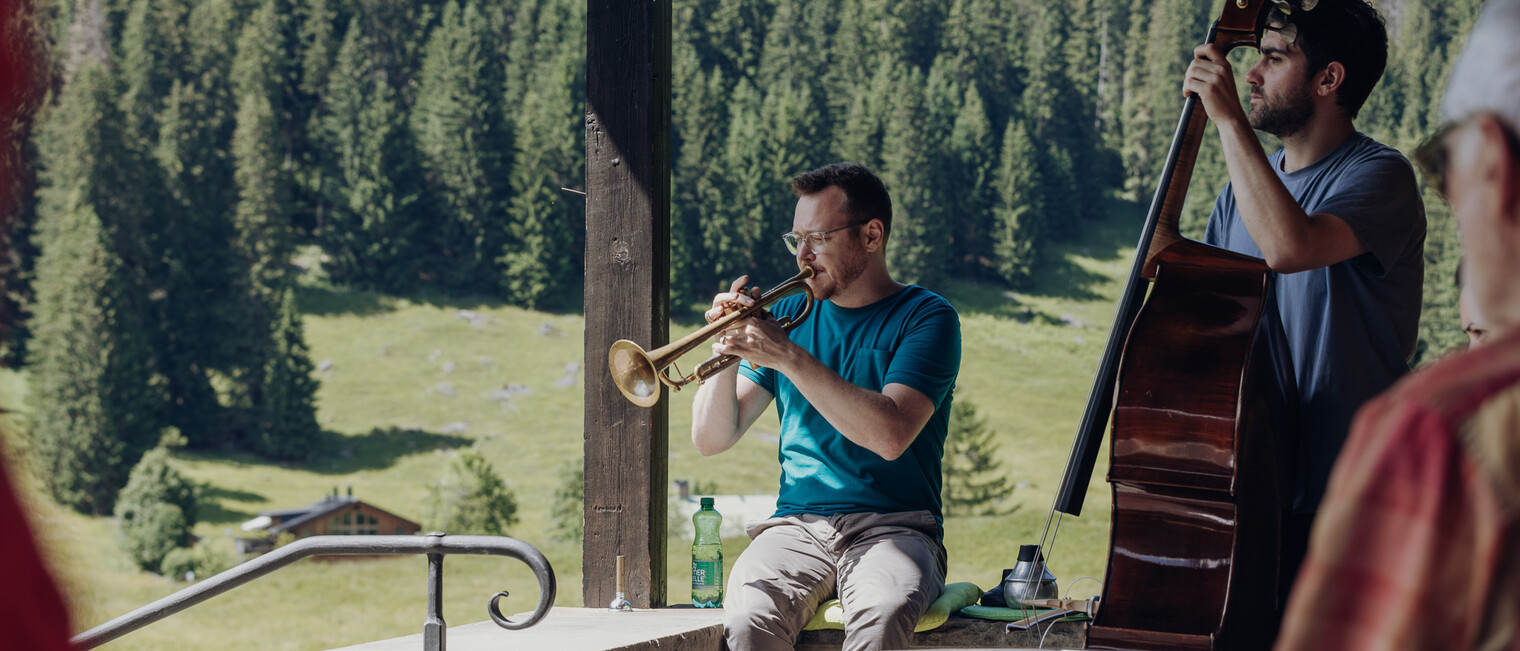 Carolyn Amann with trumpeter Martin Eberle and and double bass player Tobias Vedovelli at the Festival of Literature 2023 | © Kleinwalsertal Tourismus | Photographer: Philipp Herzhoff