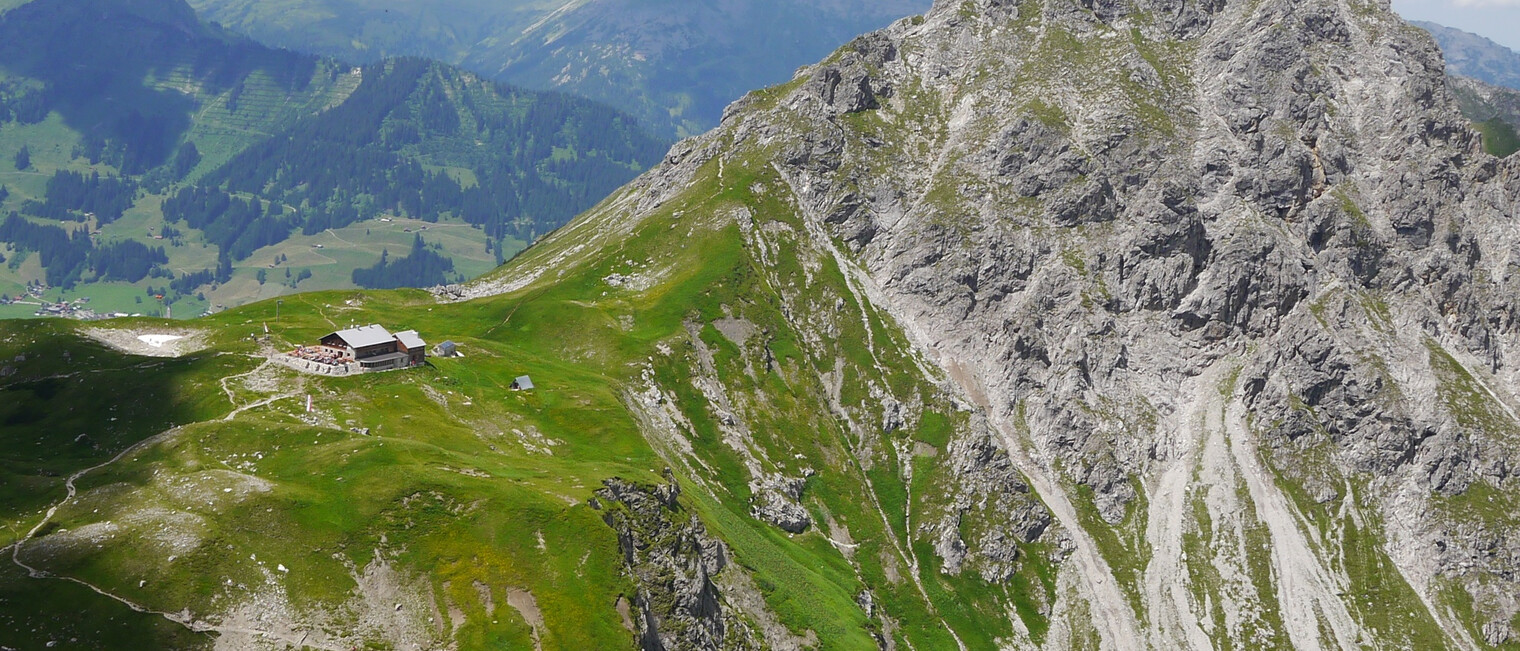 Fiderepasshütte und Oberstdorfer Hammerspitze von der Fiderescharte | © Outdooractive Premium