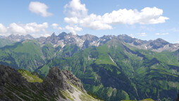 Eindrucksvoller Blick von der Fiderescharte auf den Allgäuer Hauptkamm, in der Mitte Trettachspitze und Mädelegabel | © AV-alpenvereinaktiv.com