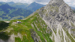 Fiderepasshütte und Oberstdorfer Hammerspitze von der Fiderescharte | © AV-alpenvereinaktiv.com