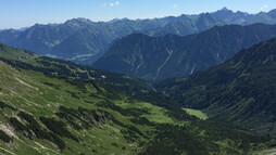 Zwischen Walser Hammerspitze und Hochgehrenspitze | © Kleinwalsertal Tourismus eGen