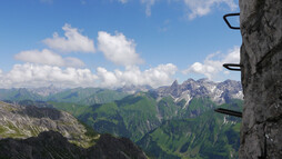 Eisenstufen am Nördlichen Schafalpenkopf vor einer beeindruckenden Kulisse | © AV-alpenvereinaktiv.com
