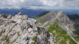 Blick vom Nördlichen Schafalpenkopf zur Fiderepasshütte | © AV-alpenvereinaktiv.com