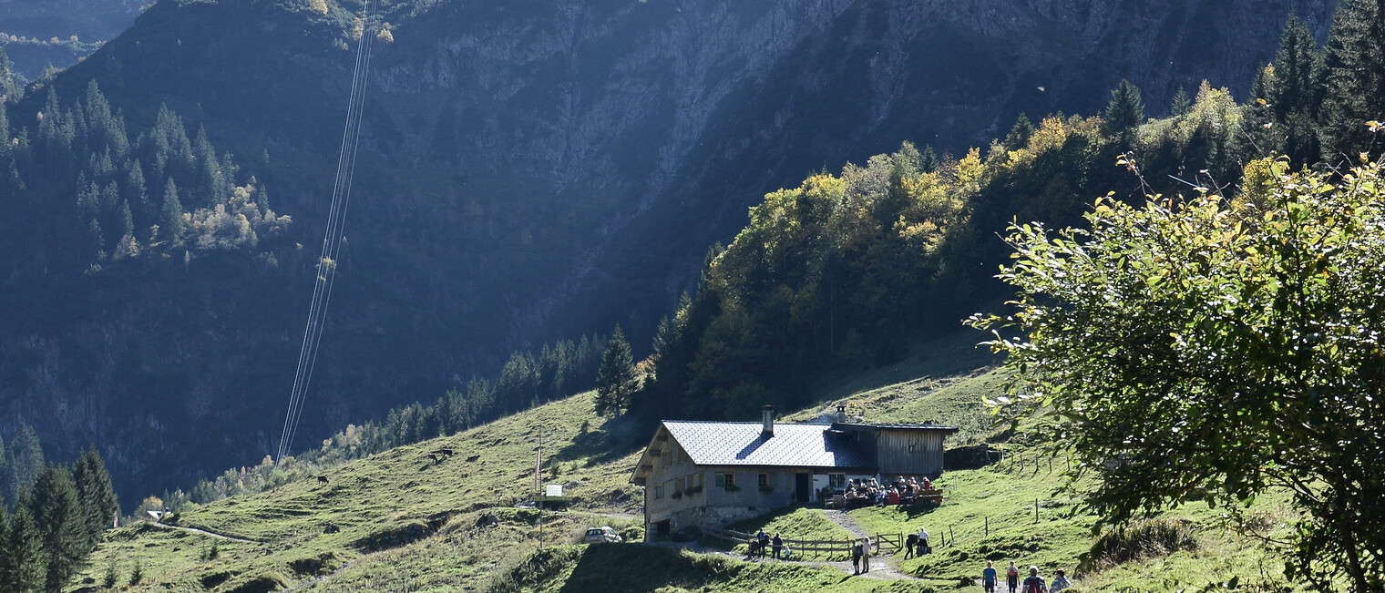 hiking path with panoramic mountain view in Gemsteltal | © Kleinwalsertal Tourismus eGen 