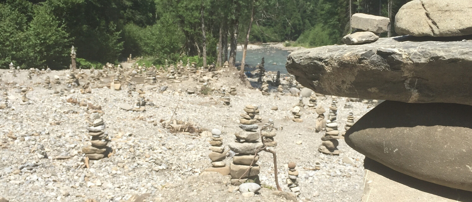 Cairn forest on the gravel bank | © Kleinwalsertal Tourismus eGen