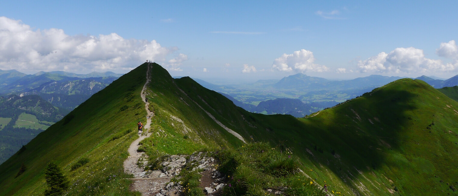 Blick vom Fellhorn auf den sich nach Nordosten fortsetzenden Bergkamm - rechts der Schlappoltkopf | © Outdooractive Premium