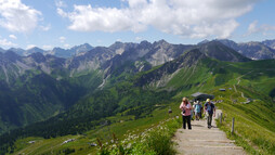 Ein breiter Weg führt von der nahen Seilbahnstation zum Gipfel. | © Outdooractive Premium