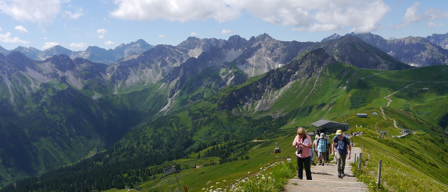 Ein breiter Weg führt von der nahen Seilbahnstation zum Gipfel. | © Outdooractive Premium