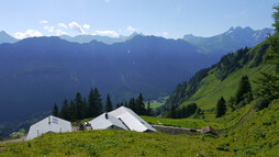 Herrlicher Blick über die Sölleralpe auf die gegenüberliegende Bergkette. | © Outdooractive Editors