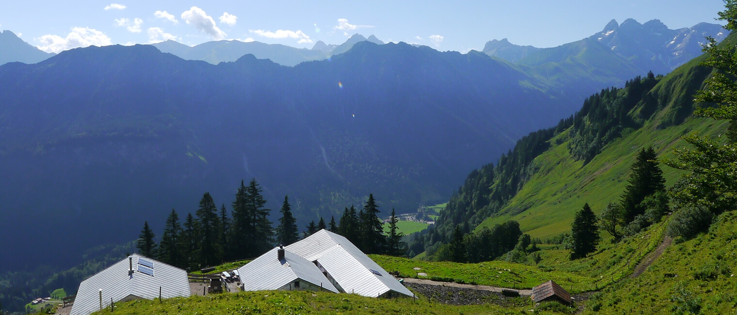 Herrlicher Blick über die Sölleralpe auf die gegenüberliegende Bergkette. | © Outdooractive Editors