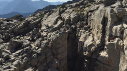 Tiefe Löcher und Spalten im Fels | © Kleinwalsertal Tourismus eGen