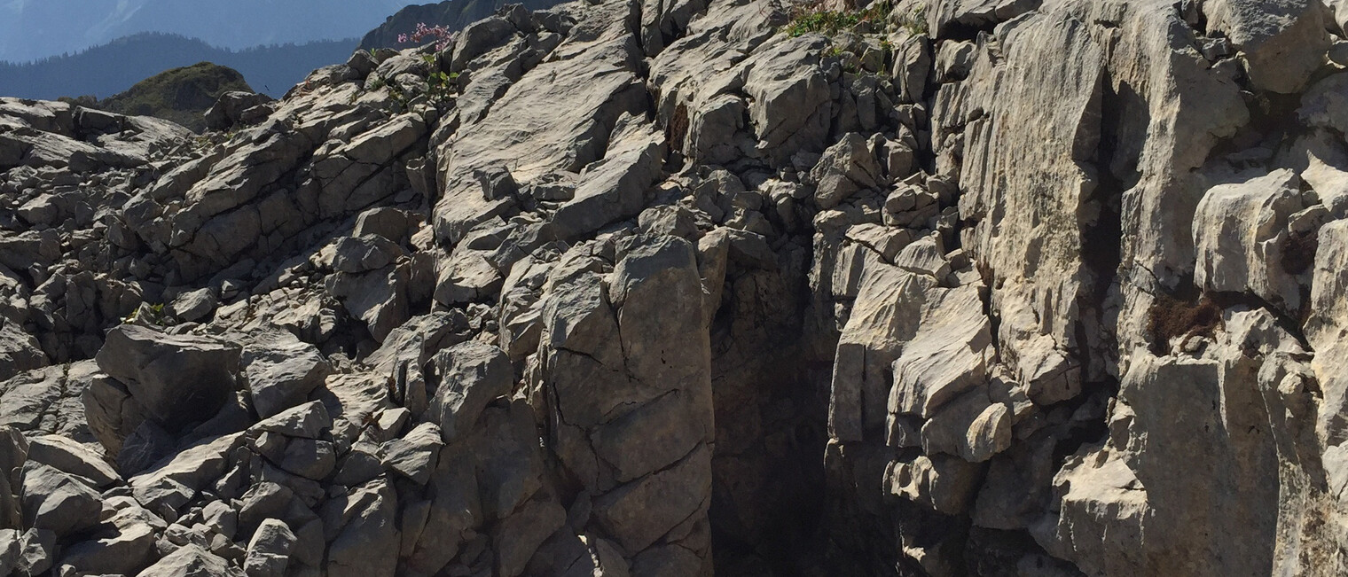 Tiefe Löcher und Spalten im Fels | © Kleinwalsertal Tourismus eGen