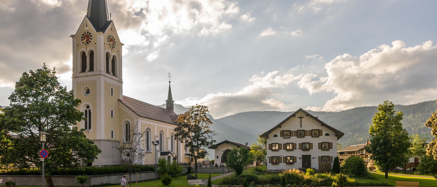 Pfarrkirche Maria Opferung | © Kleinwalsertal Tourismus eGen | Fotograf: @Steffen Berschin