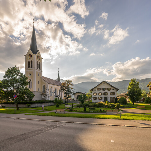 Pfarrkirche Maria Opferung | © Kleinwalsertal Tourismus eGen | Fotograf: @Steffen Berschin