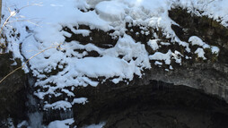 Verschneite Naturbrücke im Winter | © Kleinwalsertal Tourismus eGen