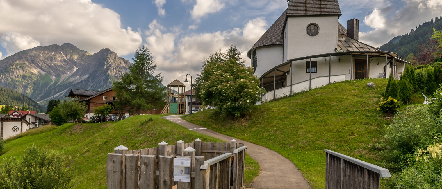 Kirche in Hirschegg | © Kleinwalsertal Tourismus eGen | Fotograf: @Steffen Berschin