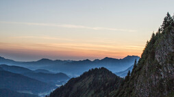 Wanderung bei Sonnenaufgang auf dem Heuberggrat | © Kleinwalsertal Tourismus eGen