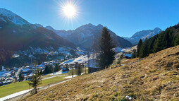 Weg mit Ausblick auf Hirschegg | © Kleinwalsertal Tourismus eGen