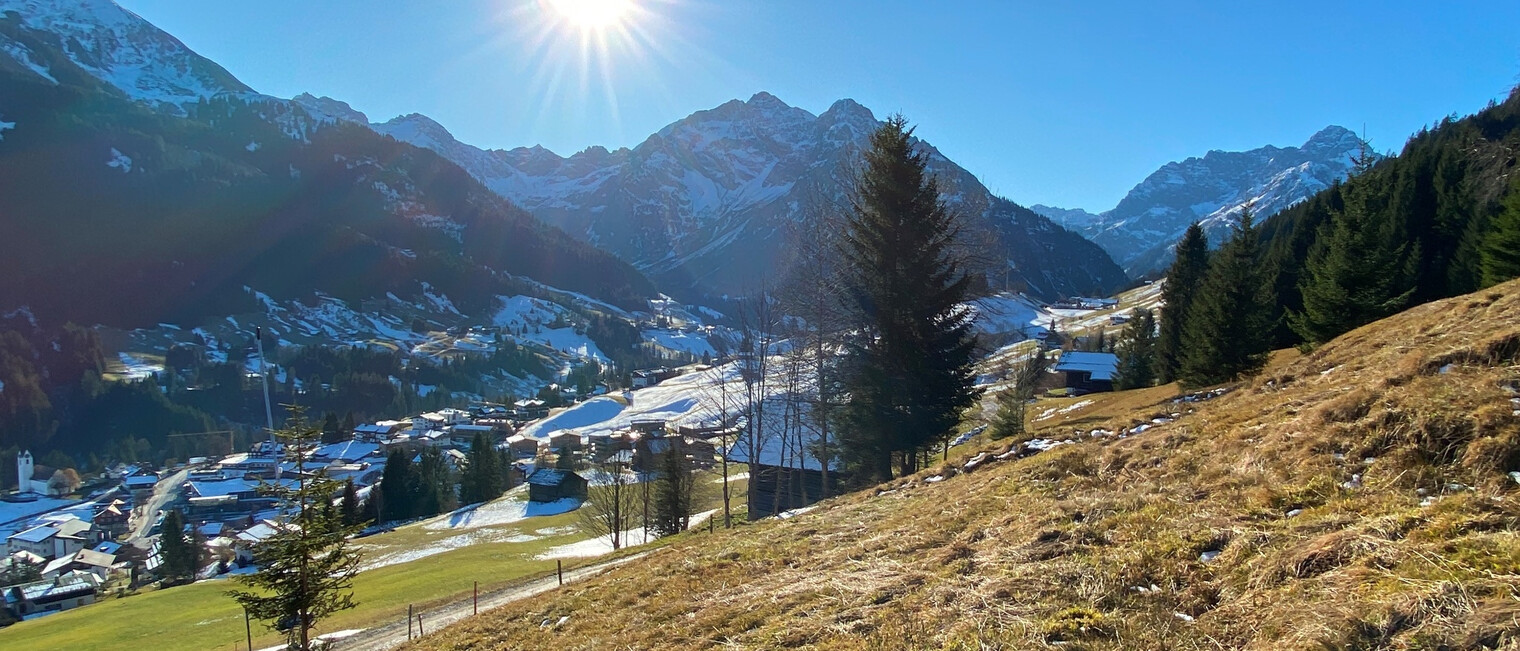 Weg mit Ausblick auf Hirschegg | © Kleinwalsertal Tourismus eGen