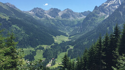 Oberer Höhenweg mit Blick auf die 3-Schafalpköpf | © Kleinwalsertal Tourismus eGen