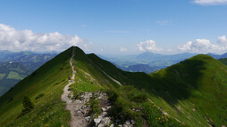 Blick vom Fellhorn auf den sich nach Nordosten fortsetzenden Bergkamm - rechts der Schlappoltkopf | © Outdooractive Premium