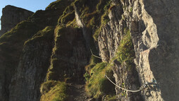 Seilversicherungen erleichtern den Aufstieg durch den Fels | © Kleinwalsertal Tourismus eGen