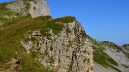 Weg auf dem Plateau zum Gipfel | © Kleinwalsertal Tourismus eGen