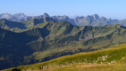 Blick auf den Bregenzerwald und die Schweizer Alpen | © Kleinwalsertal