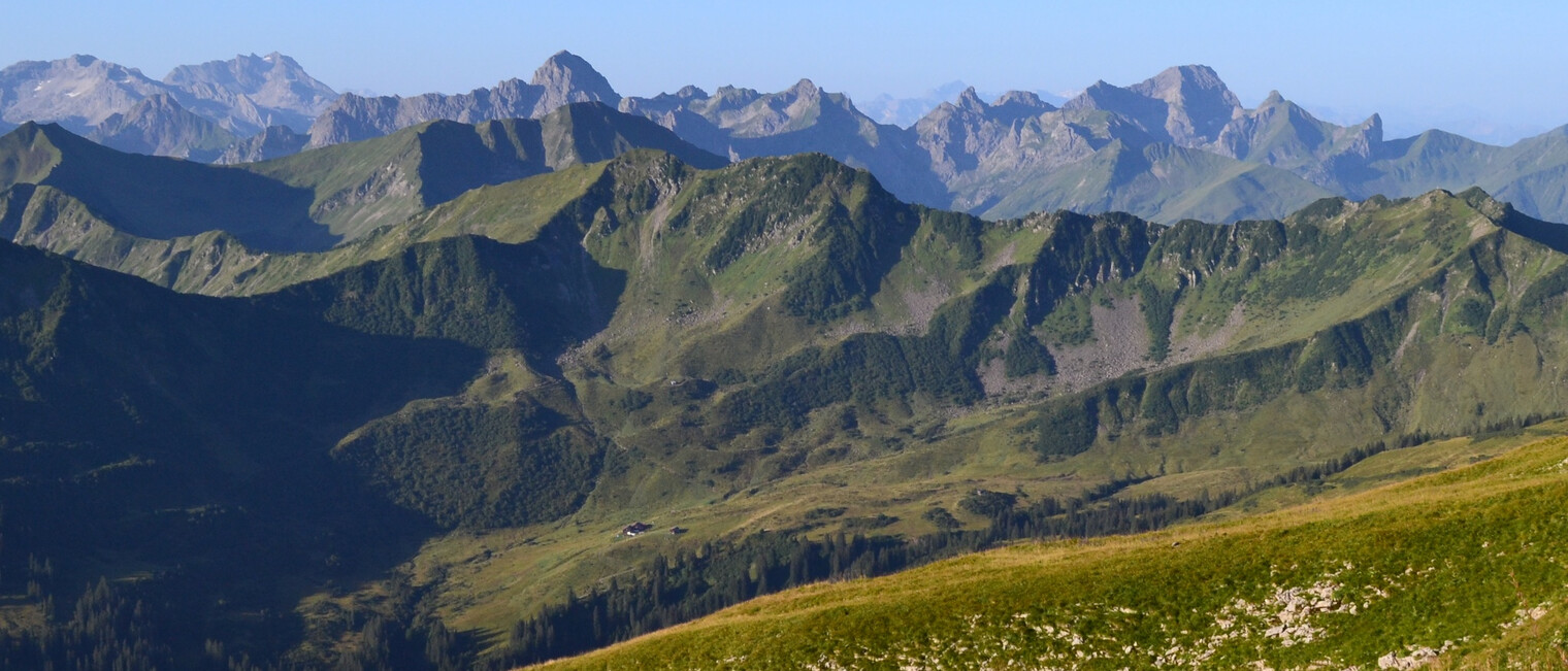 Blick auf den Bregenzerwald und die Schweizer Alpen | © Kleinwalsertal Tourismus eGen