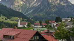 Blick über Hirschegg auf Elferkopf und Zwölferkopf | © Kleinwalsertal Tourismus eGen