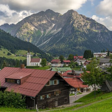 Blick über Hirschegg auf Elferkopf und Zwölferkopf
