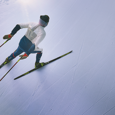 A skier glides down a perfectly groomed slope. The clear, snow-covered surroundings radiate calm and focus. | © Kleinwalsertal Tourismus | Oliver Farys