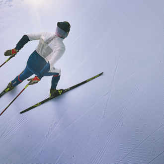 A skier glides down a perfectly groomed slope. The clear, snow-covered surroundings radiate calm and focus. | © Kleinwalsertal Tourismus | Oliver Farys