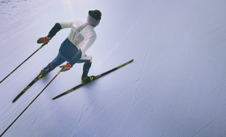 A skier glides down a perfectly groomed slope. The clear, snow-covered surroundings radiate calm and focus. | © Kleinwalsertal Tourismus | Oliver Farys