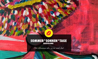 Ein farbenfrohes Kunstwerk mit lebendigen Mustern und einer Mischung aus Rot- und Gelbtönen. Unten ist der Titel "Sommer°Sonnen°Tage" und der Hinweis auf die Ausstellung zu sehen. | © Andrea Kainz
