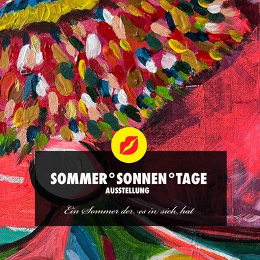 Ein farbenfrohes Kunstwerk mit lebendigen Mustern und einer Mischung aus Rot- und Gelbtönen. Unten ist der Titel "Sommer°Sonnen°Tage" und der Hinweis auf die Ausstellung zu sehen. | © Andrea Kainz