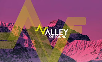 Ein grafisches Bild mit dem Titel „Valley of Sound“. Im Hintergrund sind beeindruckende Berge in lila und rosa Tönen zu sehen, mit modernen, bunten grafischen Elementen im Vordergrund. | © Kleinwalsertal Tourismus
