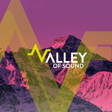 Ein grafisches Bild mit dem Titel „Valley of Sound“. Im Hintergrund sind beeindruckende Berge in lila und rosa Tönen zu sehen, mit modernen, bunten grafischen Elementen im Vordergrund. | © Kleinwalsertal Tourismus