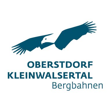 Ein Logo mit einem stilisierten Adler, der über den Schriftzug „Oberstdorf Kleinwalsertal Bergbahnen“ schwebt. Das Design ist einfach und klar, mit einer blauen Farbpalette. | © OBERSTDORF · KLEINWALSERTAL BERGBAHNEN