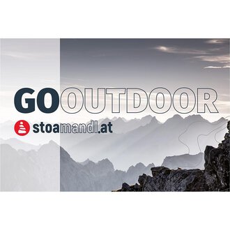 Eine beeindruckende Berglandschaft im Hintergrund mit sanften Hügeln und grauem Himmel. Im Vordergrund steht der Schriftzug "GO OUTDOOR" sowie das Logo von stoamandl.at. | © stoamandl