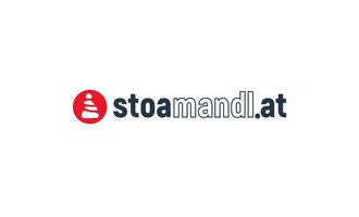 Das Bild zeigt das Logo von "stoamandl.at" mit einem roten Symbol und stilisiertem Text. Es vermittelt einen modernen und einladenden Eindruck. | © stoamandl Logo