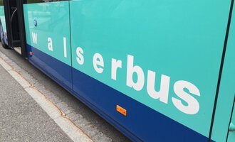 Ein Bus mit der Aufschrift "walserbus". Die Farben sind hellblau und dunkelblau. | © Kleinwalsertal Tourismus