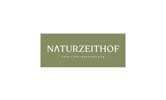 Ein Logo des Naturzeithofes, das Familien- und Bergurlauß anbietet. Die Farben sind sanft und naturverbunden. | © Naturzeithof Logo