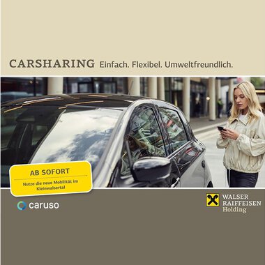 Ein moderner Stadtbereich mit einem Schwarzauto und einer Frau, die auf ihrem Handy schaut. Der Text betont die Vorteile von Carsharing: einfach, flexibel und umweltfreundlich. | © Walser Raiffeisen Holding | Caruso